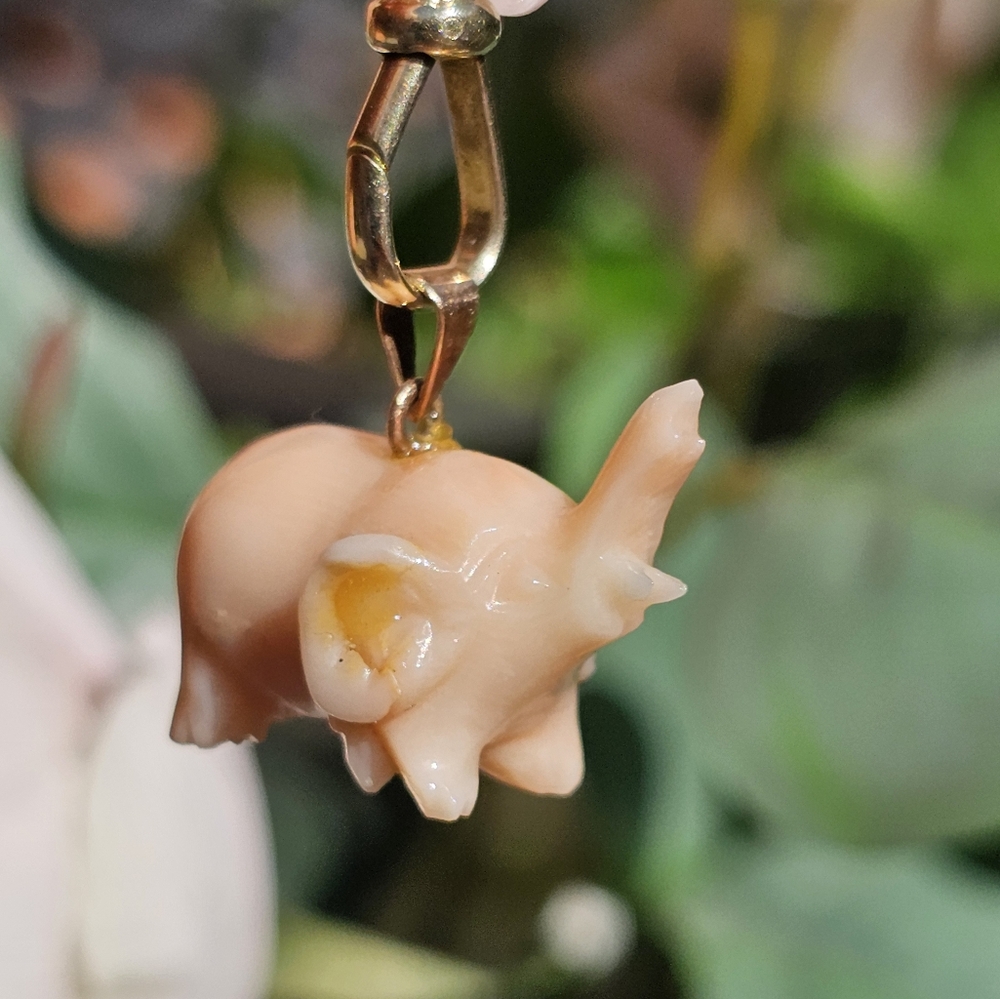 18k Carved Elephant Pendant